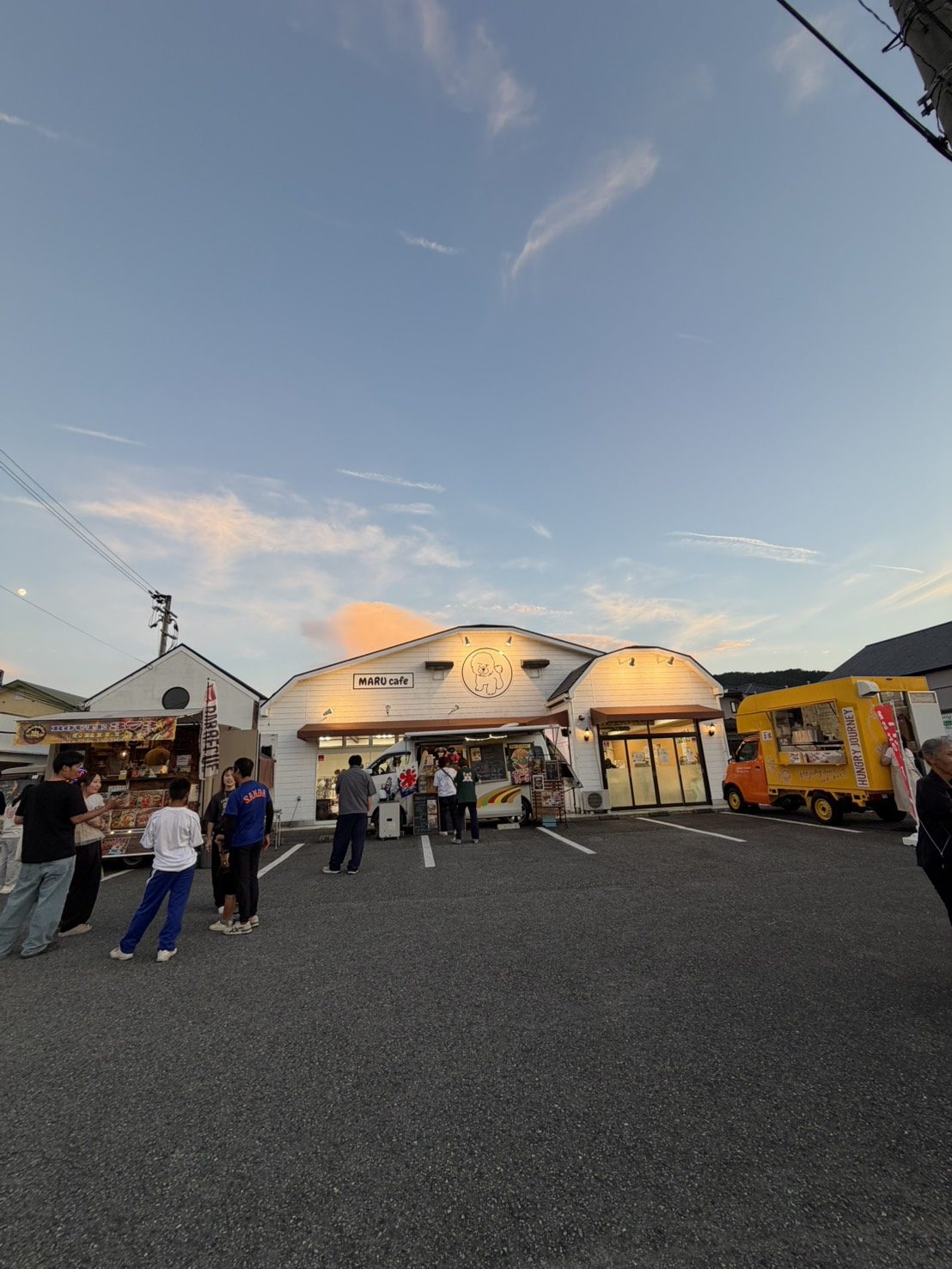 MARU cafesta当日の店先(夕暮れの空とキッチンカー)