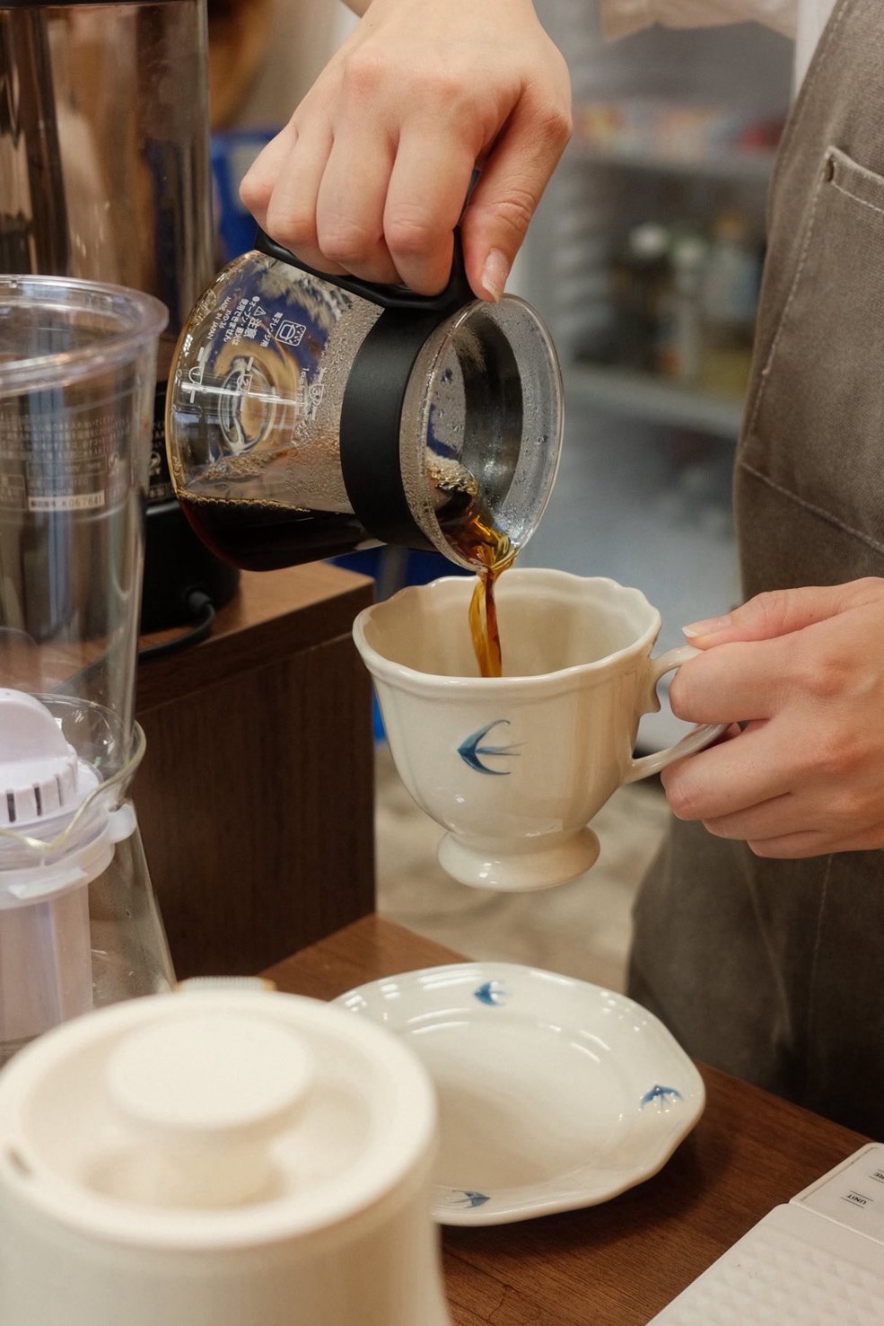 コーヒーを注ぐようす